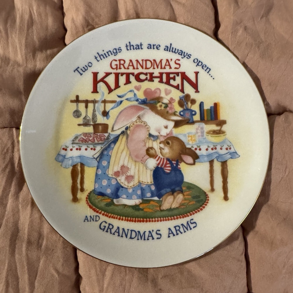 VINTAGE 1995 HEIRLOOM EDITIONS BY C.M. PAULA DECORATIVE PLATE Grandma's kitchen